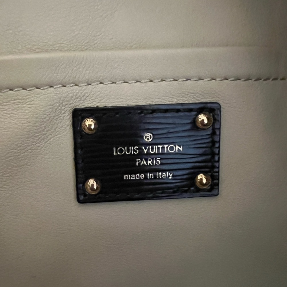 Louis Vuitton Monogram Squishy Drawstring - Picture 12 of 15